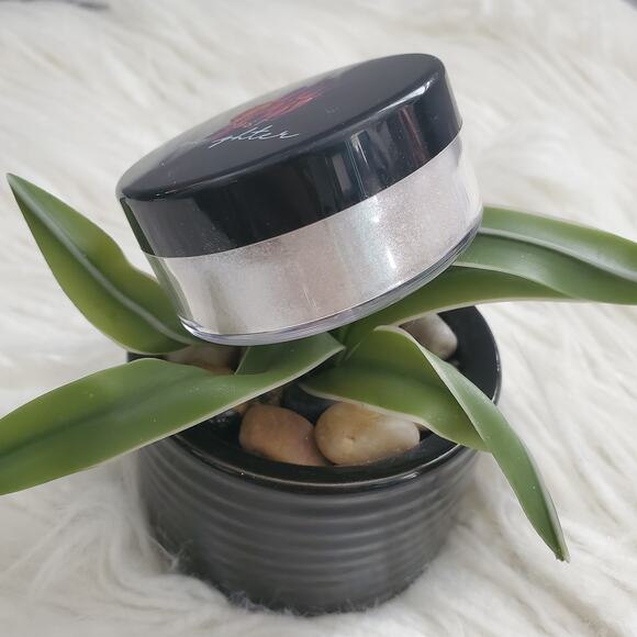 TASH Cosmetics Silver Glow Dust Highlighter Sugar Shock - Picture 1 of 5